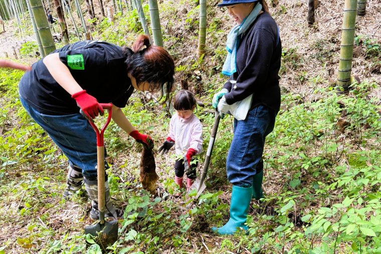 山を駆け巡る２歳の女の子、また来年も来てね～！